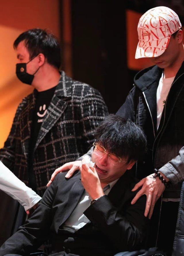 看到胖胖这两场鞠躬都躬得很低，想起来这其实是22年底世冠的一个玄学，主教练握手谁