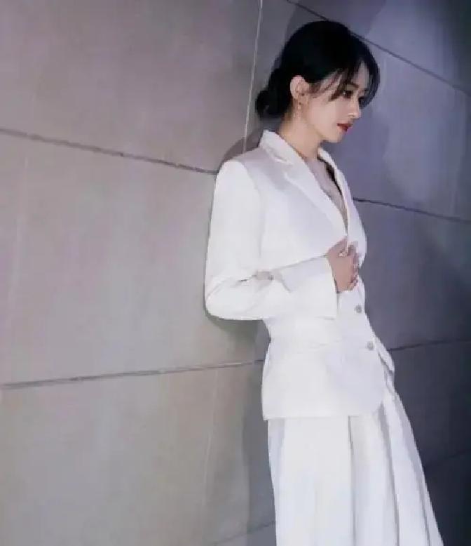 正午阳光新剧《开盘》，还没开拍戏外就够热闹。都说宋佳辞演是因为年龄不合，人家团队