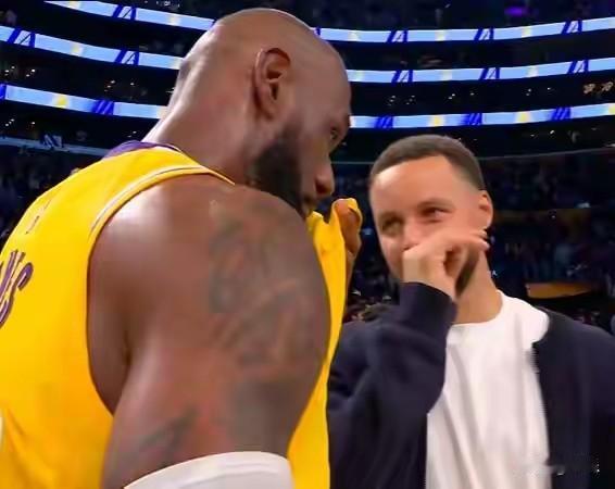 詹姆斯正在憋大招，他下赛季有可能加盟勇士，不是骑士
库里已经公开招募詹姆斯了，在