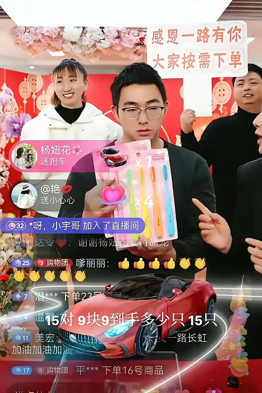 善良的胡龙得到了好心人的托举，前几天孙海洋给胡龙狂刷礼物，王晓举也礼物支持胡龙，