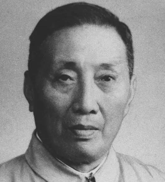 1920 年初，陈望道受陈独秀、李大钊委托，回乡翻译《共产党宣言》中文全译本，他