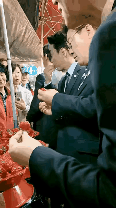 你看看，韩国总统李在明买了草莓🍓，有的人就感叹了，看看人家多亲民，多接地气，人