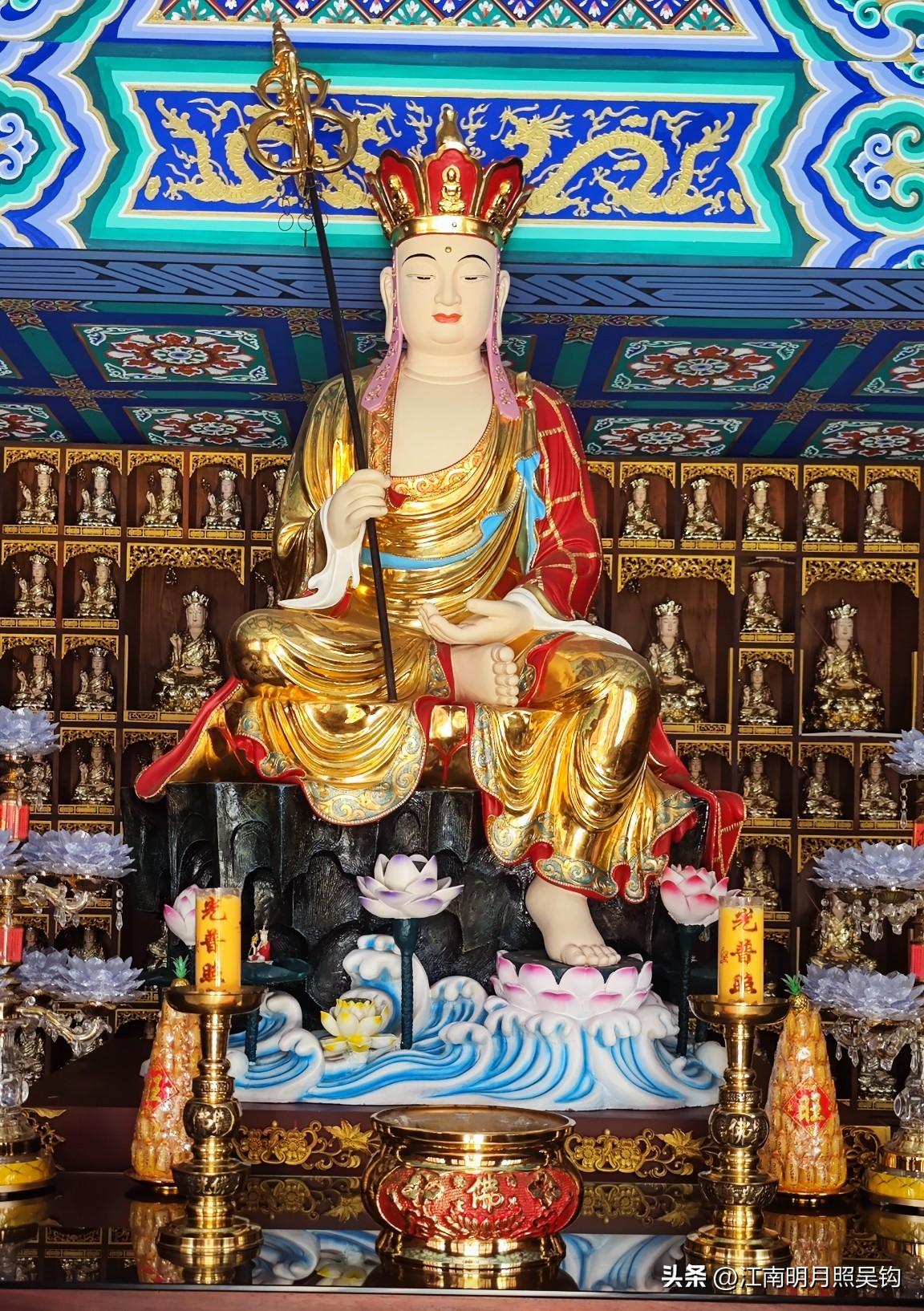 这尊塑像，不少人最初都把他误认为唐三藏了无锡寺庙 
唐三藏在西游记中最标志的着装