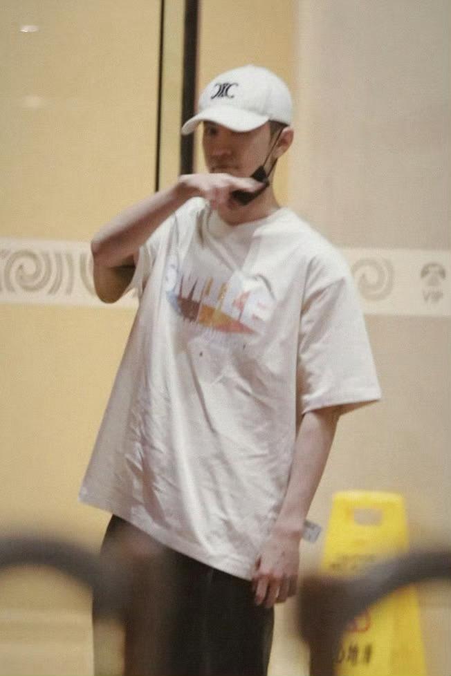 又是这个熟悉的手势，不管多晚都有人在等你，喜欢胜过一切​​​