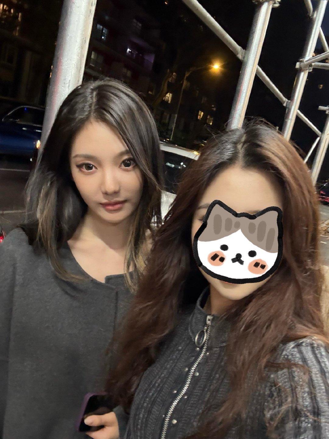 纽约大学偶遇宁艺卓giselle宁宁和吉吉的私服状态真的太好了，走在路上谁不多看