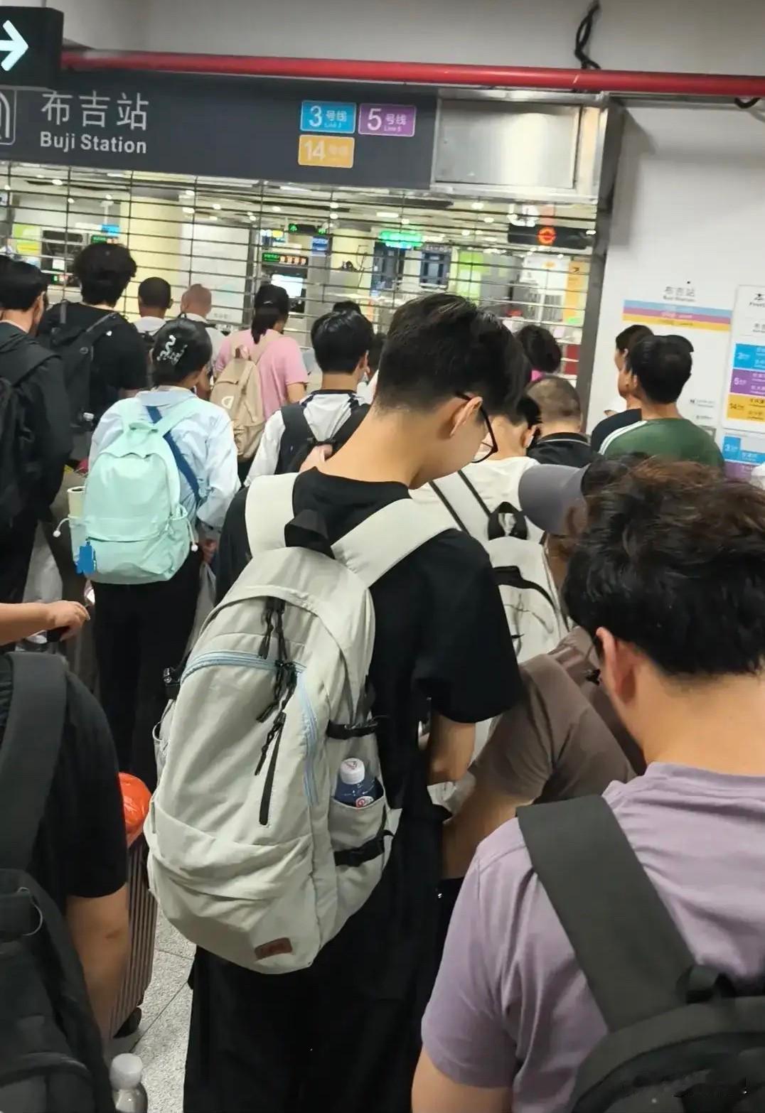 深圳这次搞的地铁逢包必检，已经惊动央视批评了：公共服务当有充分科学预判。决策者确