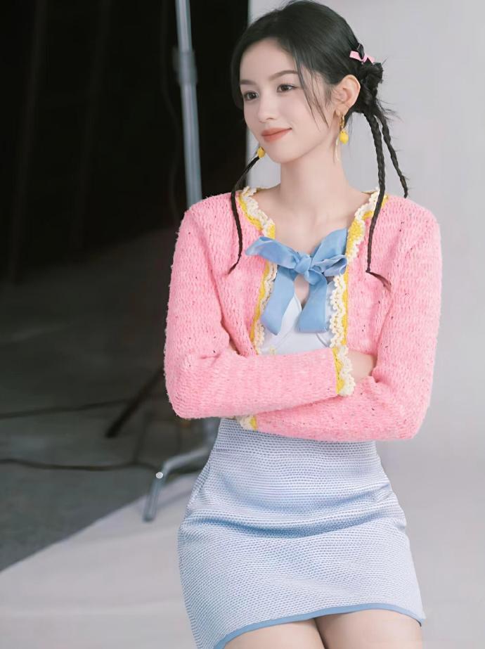 周也身材好顶，脸好小好小太漂亮了 