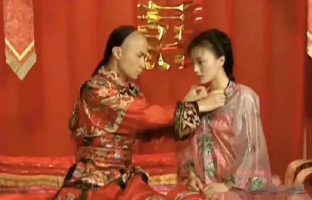 知画里面这睡衣放到现在来看也是相当炸裂的 ​，怪不得小燕子会失宠[奸笑][奸笑]