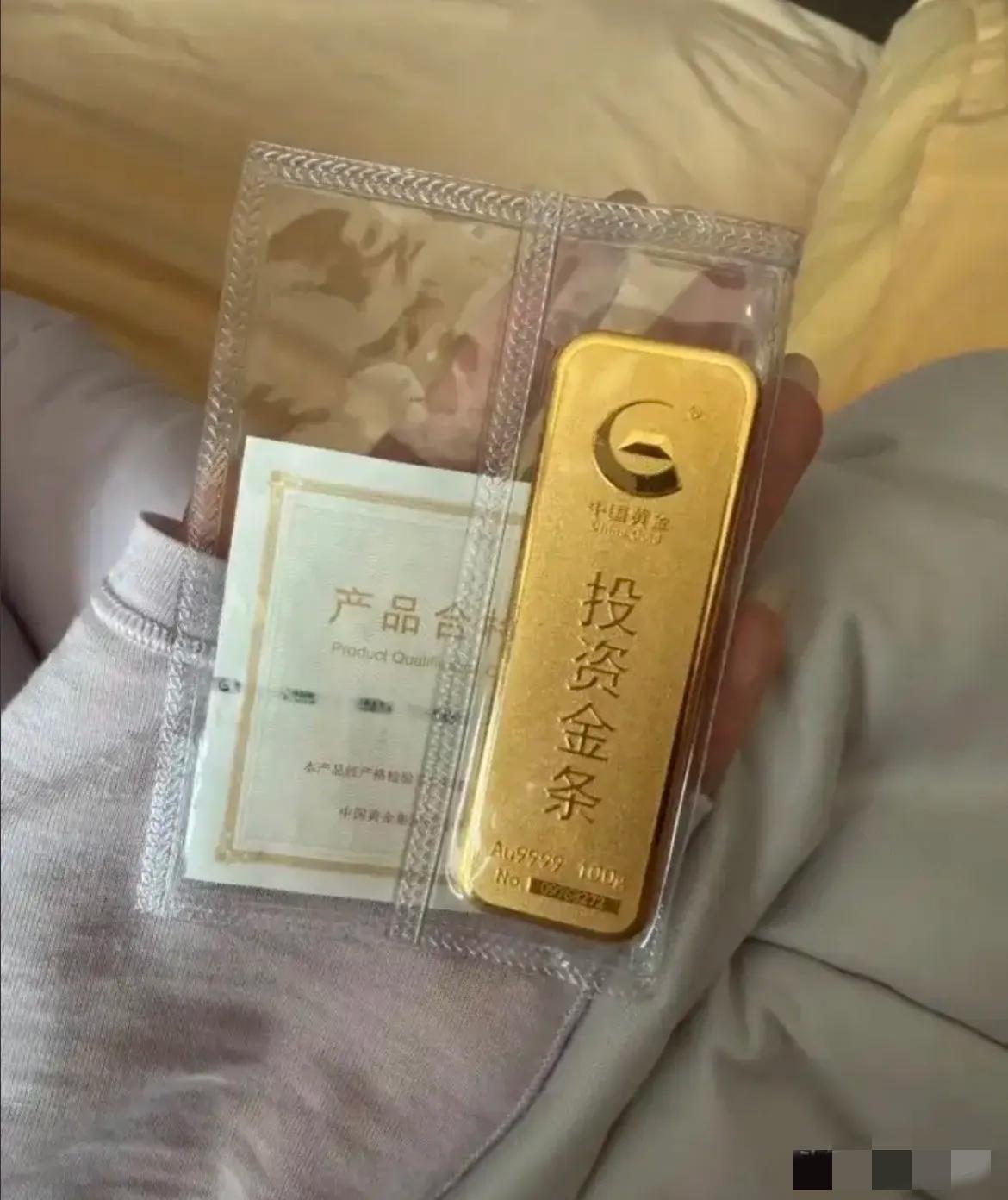 看了今天的金价，
我感觉自己血压都飙升了，
7月17日，金价从880一克跌到了