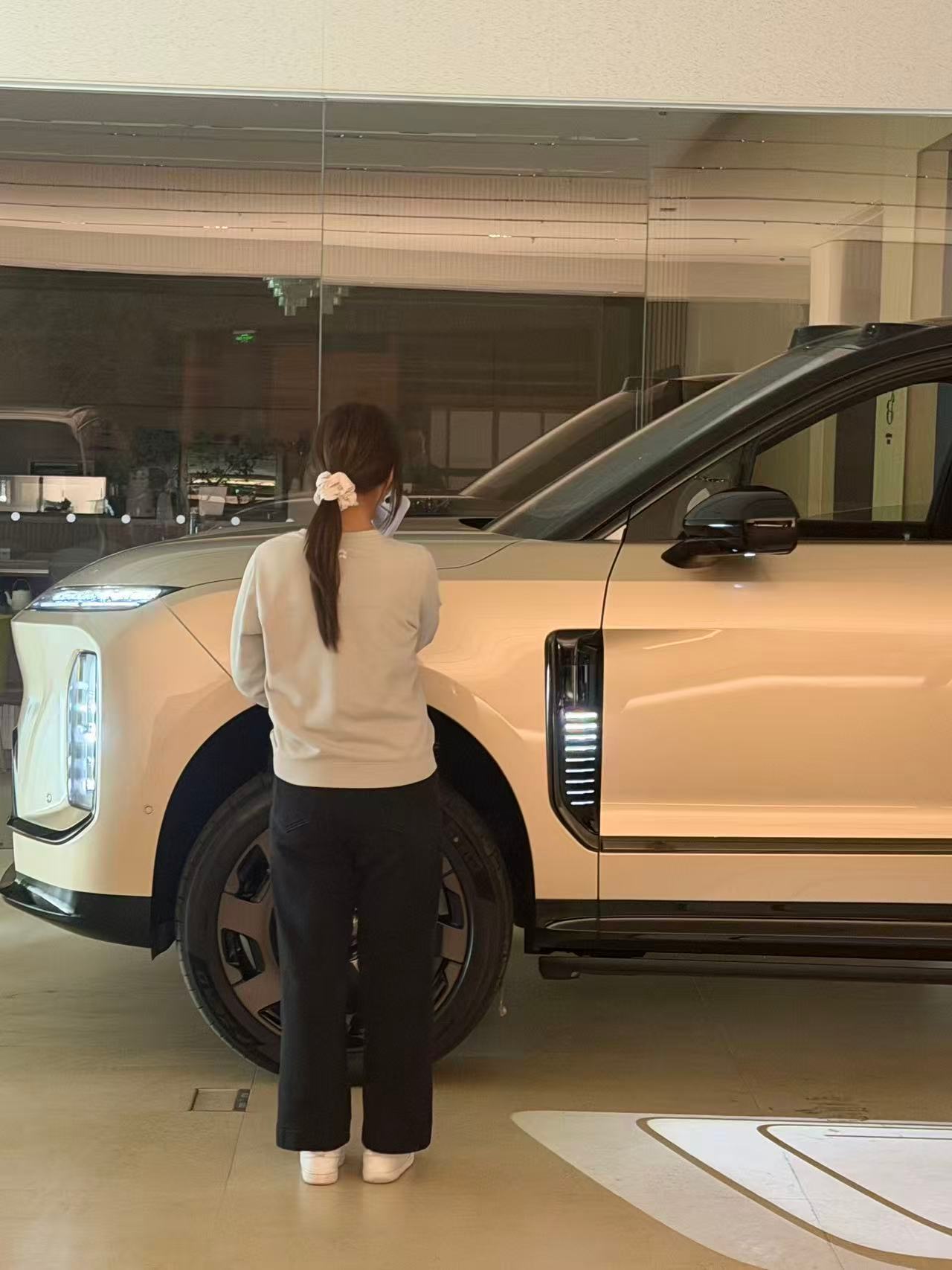 当蔚来销售站在es9车头旁，是不是显得格外娇小可爱蔚来蔚来es9正式发布蔚来es