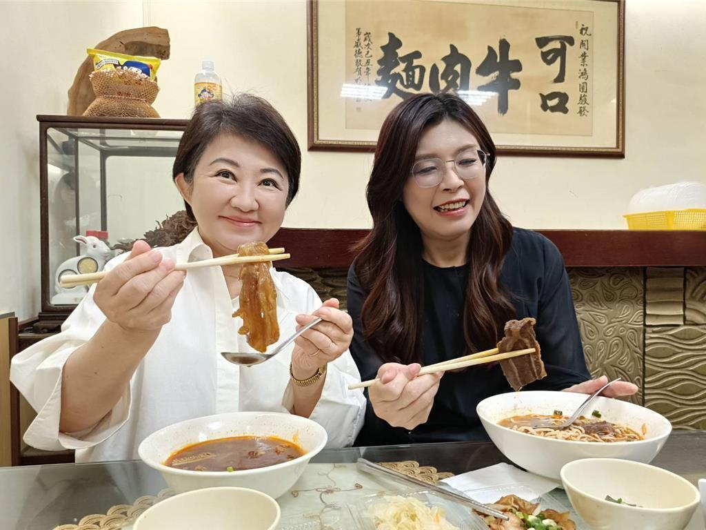 郑丽文在担任台湾的国民党主席后，曾一度高调承认自己是中国人，一再表示坚持九二共识