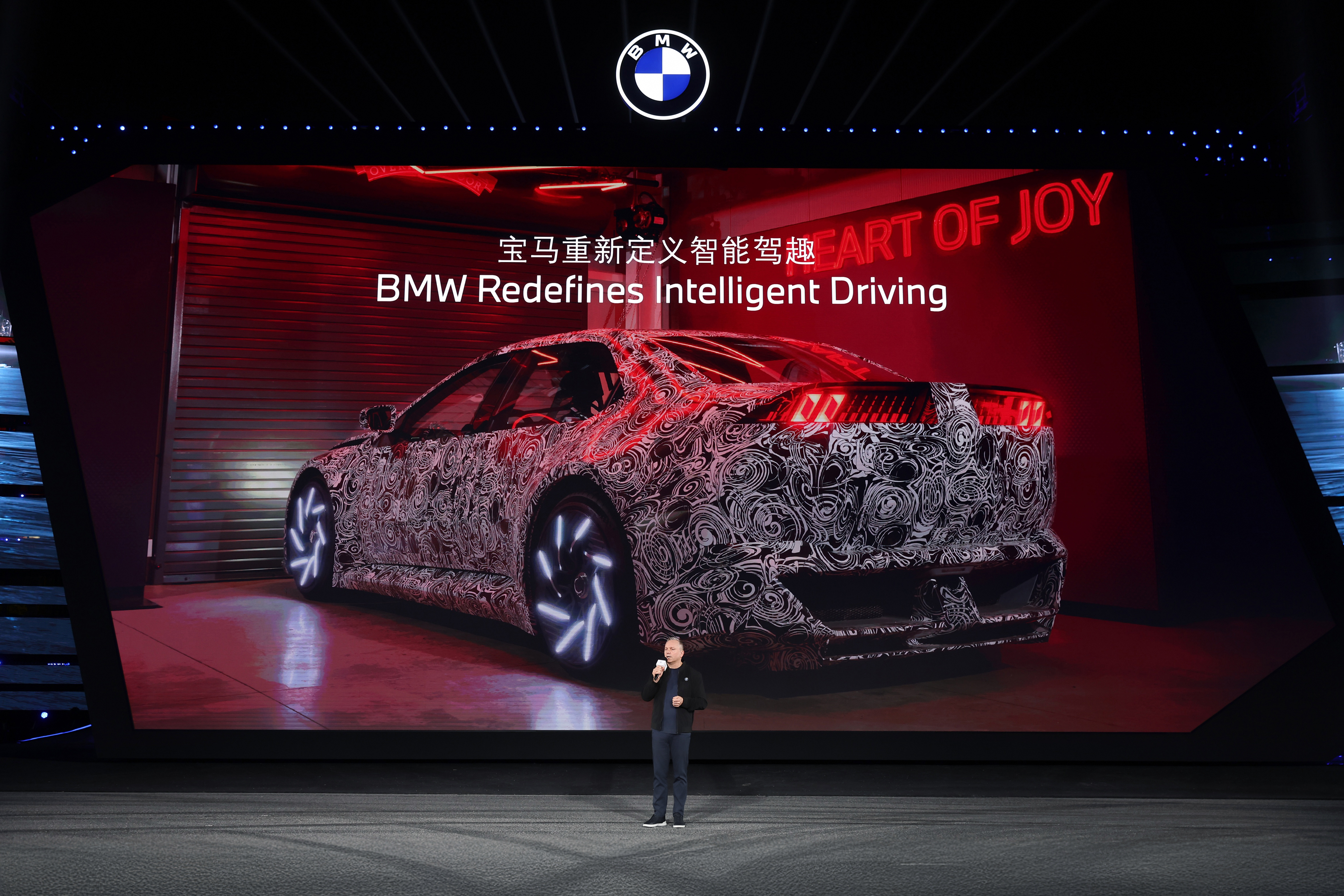 BMW在上海用一场充满速度与激情的“驾控大秀”，展示了宝马在电动时代的巅峰掌控力