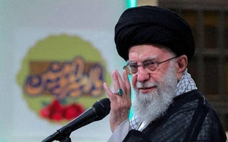 战火整整烧了45天，美以联军的战机与导弹几乎犁翻了这片土地，全球都在等着看这个中