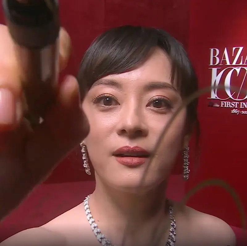 被芭莎的镜头签吓死 这才是真实的人类皮肤纹理呀 不过话说赵今麦皮肤状态确实好 ​