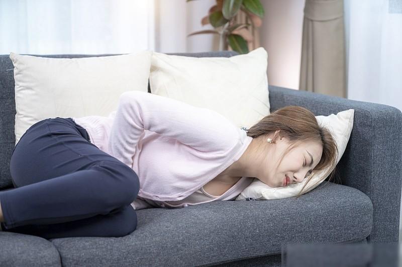 江苏南京，二十五岁女孩还没有结婚，突然觉得私密部位又痛又肿，当妈的赶紧带她去医院