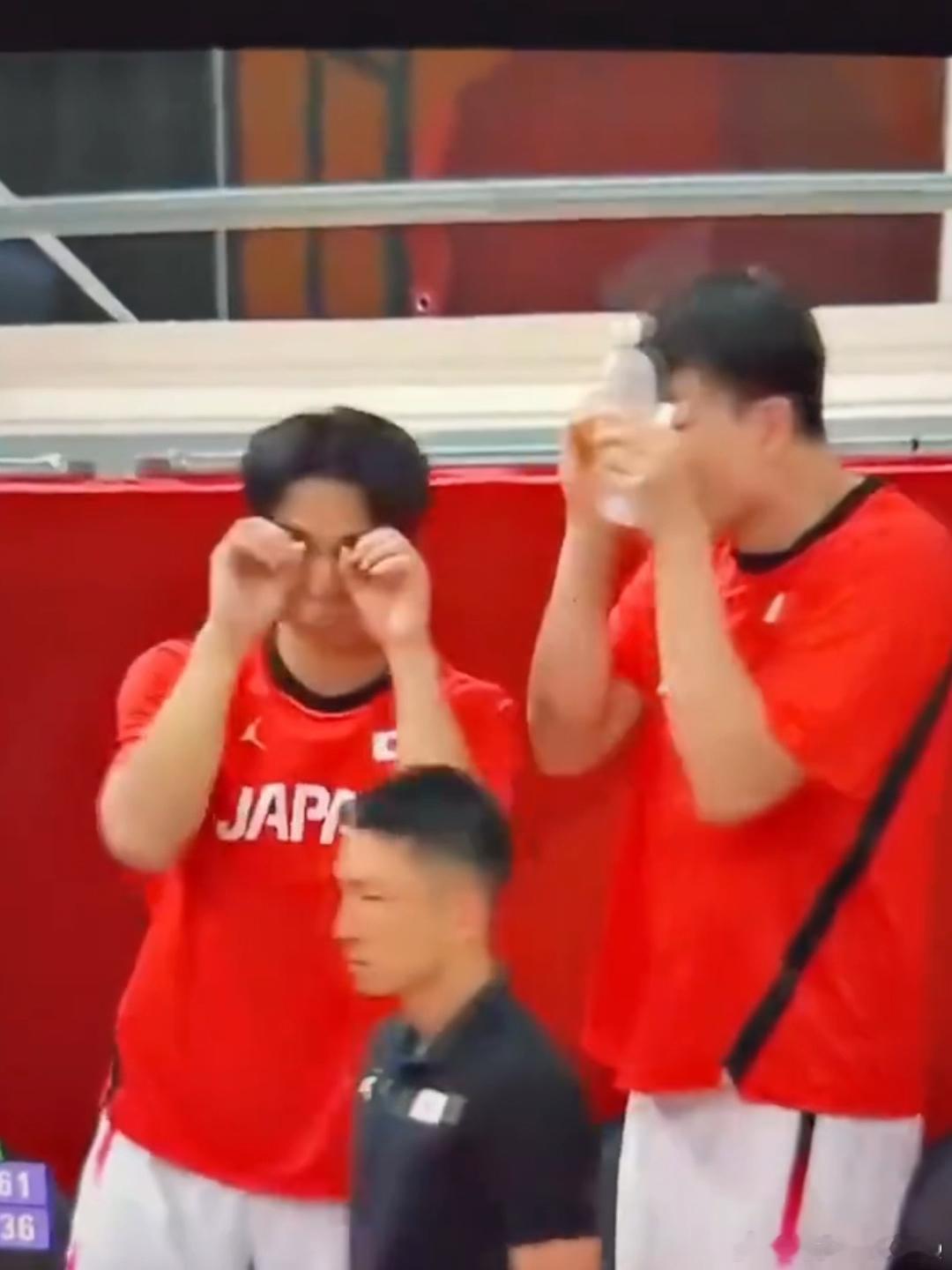 关于日本男篮队员揉眼睛的手势争议，目前网上有两种解读：1️⃣揉眼睛，哭鼻子的动作