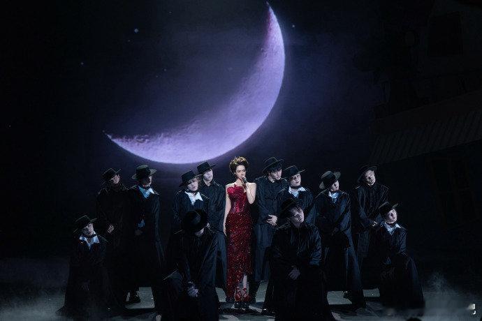 戚薇审美还是太超前了 大侦探 M 舞台直接封神✨六年前的黑女巫美学，现在看依然顶