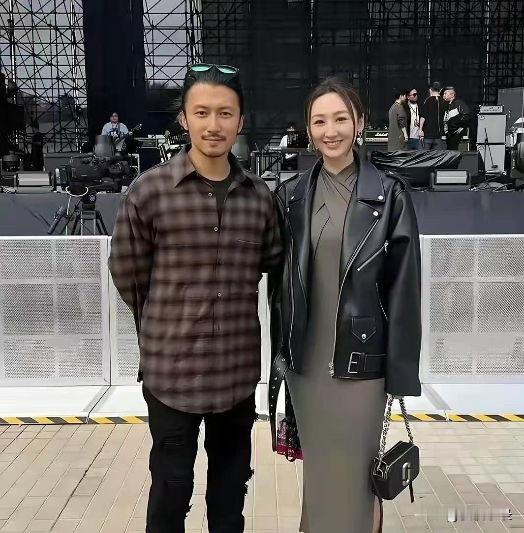 岁月不饶人，谢霆锋45了沧桑了，但魅力依旧不减！[得意][得意]