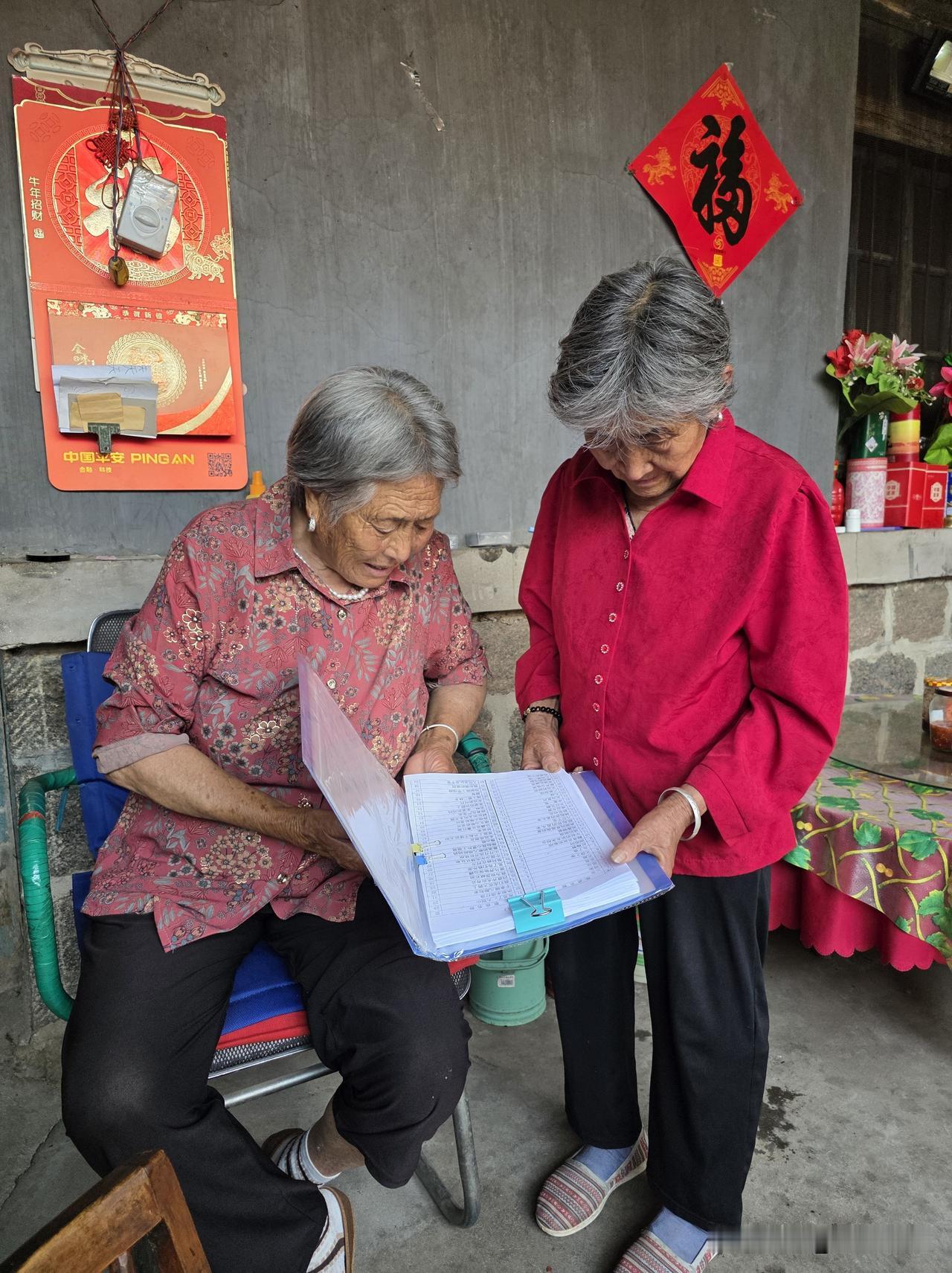 今天下午，我把几个婶子愁坏了……

她们喜欢唱歌，虽然年逾八旬，但很多红歌张嘴就