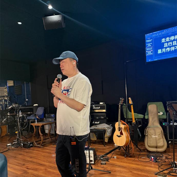 张鹤伦录音棚排练，又准备录新歌，期待张鹤伦演唱会的真不少！德云社张鹤伦发文，晒出