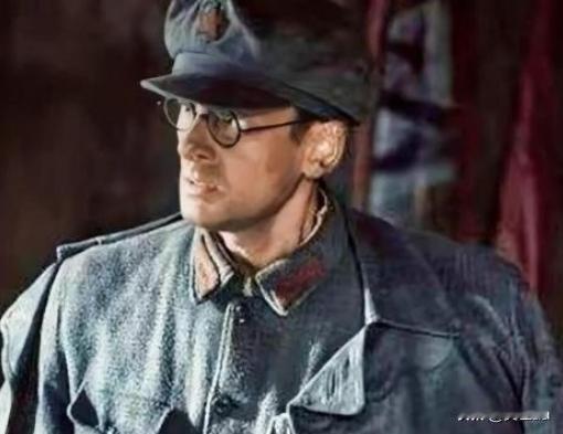 1935年9月，松潘草原的傍晚冷得像铁。李特带着骑兵追上来，腰间左轮手枪的寒光，