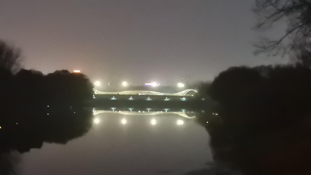 一张照片展示城市的暮色