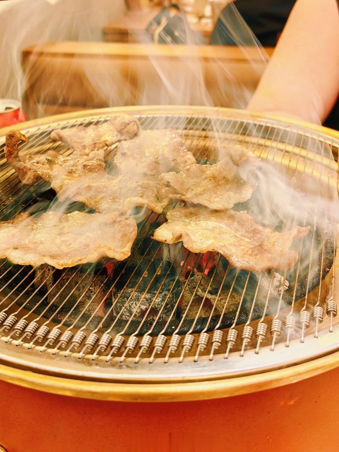 西塔老太太泥炉烤肉 非常好吃，是那种吃着吃着会笑出来的好吃。跟 闻老头菊花烤肉 