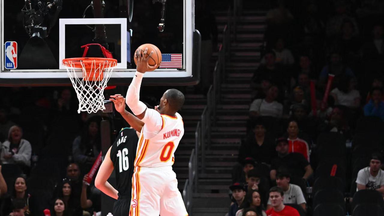 这种球都会躲，都不敢上对抗，这种比赛态度叫人家主教练怎么用你。本来就是板凳球员，