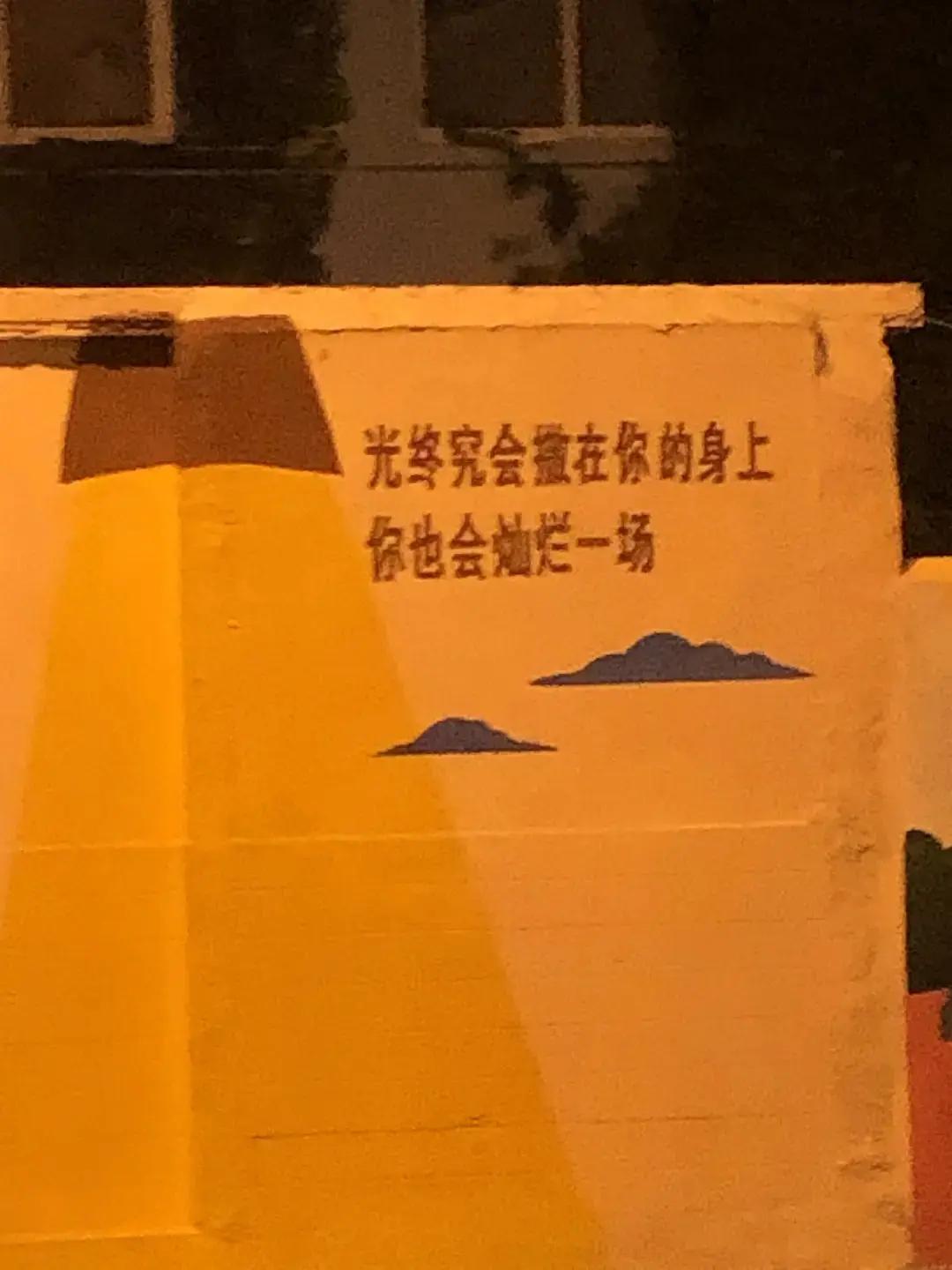 村里旧屋，大概是做避暑用。回去后，就我们几个人也太冷清，天还未黑，就有人来。

