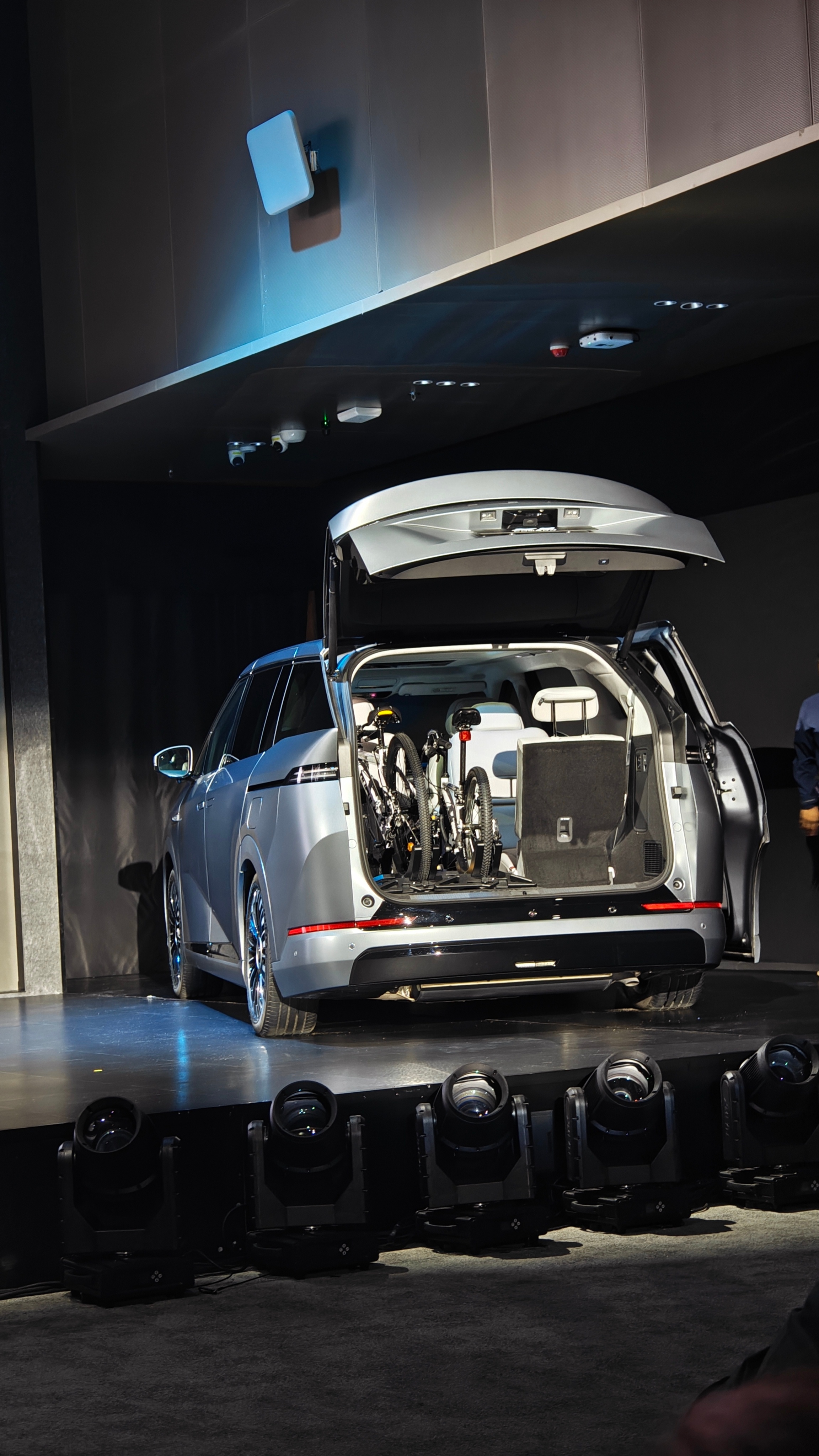 小鹏X9的第三排简直就是魔术师，四六分，随便怎么都能三折叠。放车放包放箱子，随便