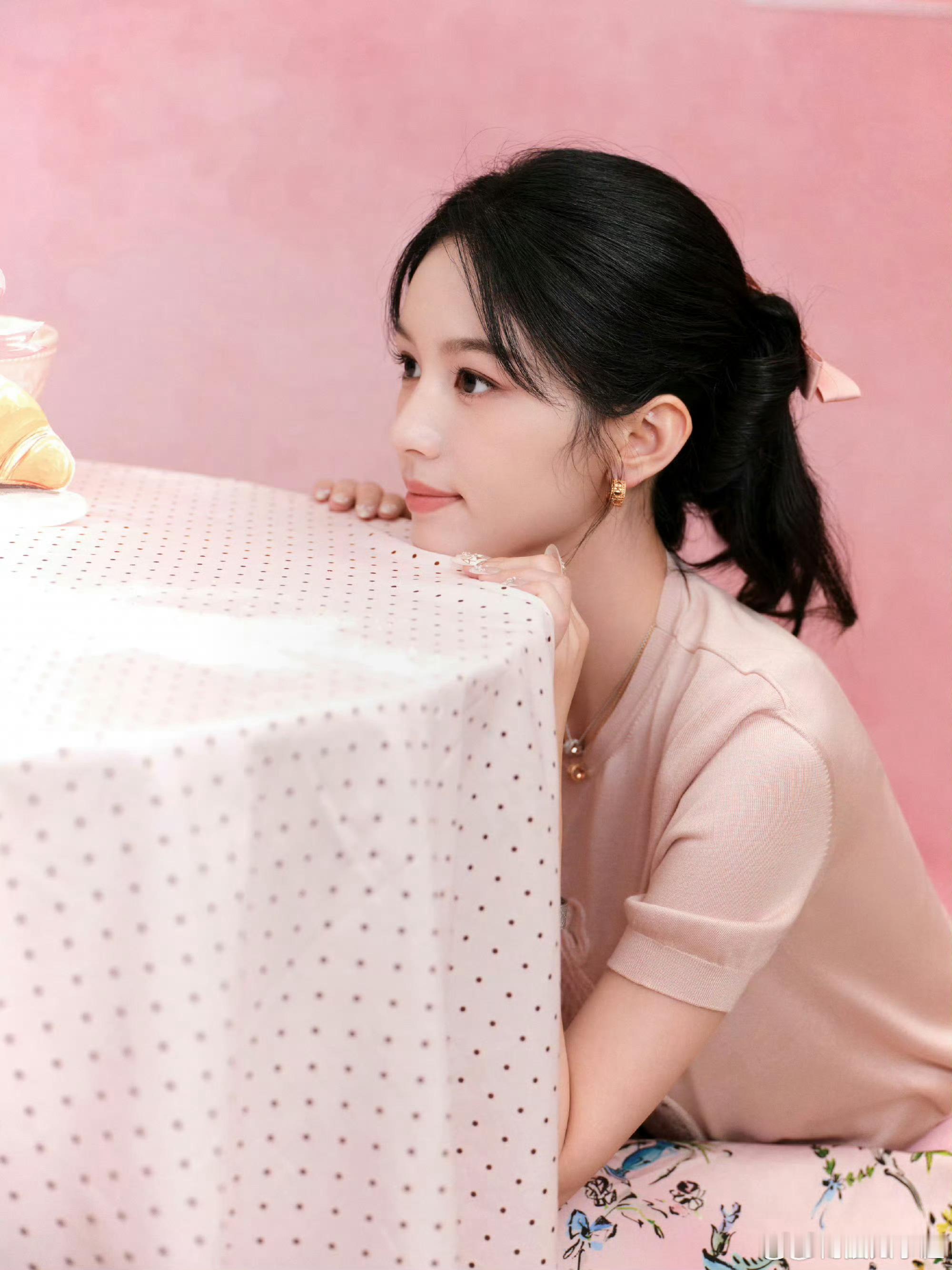 周也的美甲是芭蕾舞鞋今天的妆造好仙女啊花长裙衬得整个人软乎乎，俏皮灵动，眉眼清甜