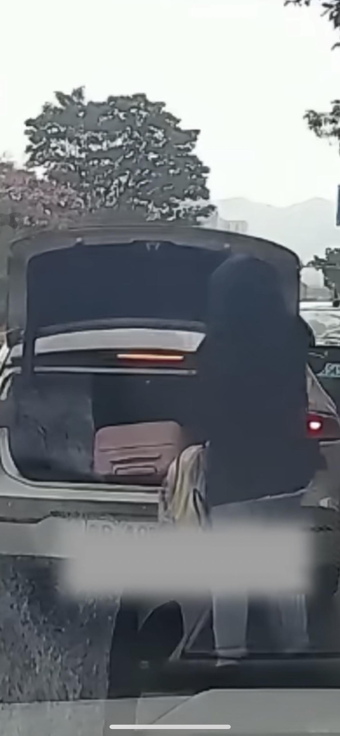 12月24日广东，因司机拒绝帮女子把行李放后备箱，女子生气暴力多次强拆后备箱致受