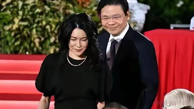 12月23日，新加坡总理在接受采访的时候公然表示:
芯片这条路一定要陪着美国管制