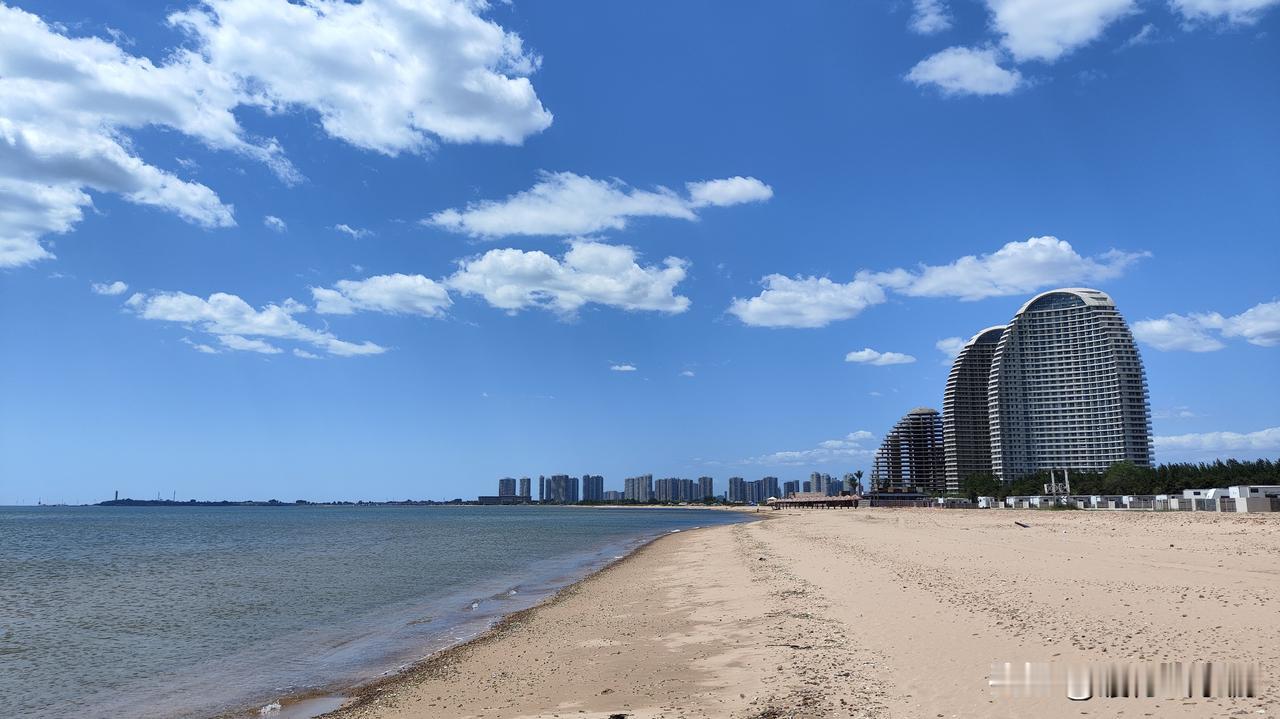 东戴河海天翼的房价太超值了不是暑期真便宜，住一宿才30多元，一线海景房成白菜价了