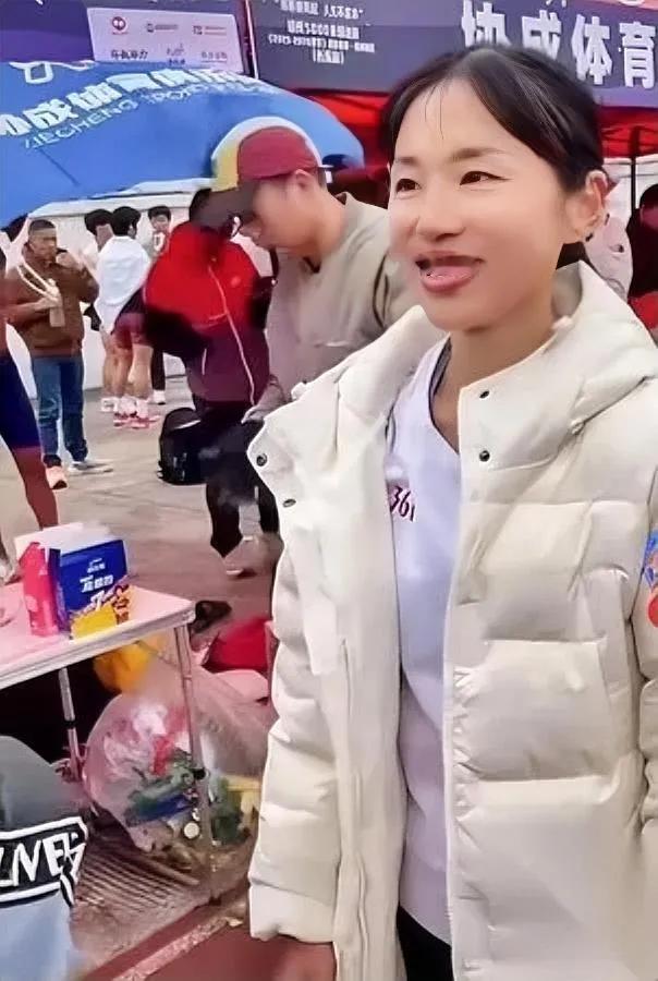 张水华冲线瞬间我破防了！

不是因为17分12秒的成绩……

而是她脸上那抹灿烂