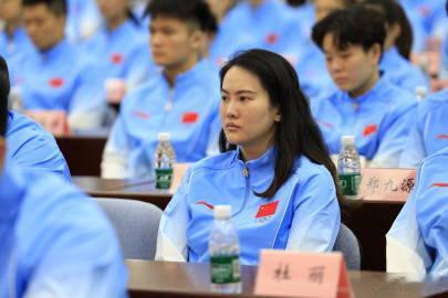 爱知·名古屋亚运会中国体育代表团今天成立，以下为中国跳水队参赛名单领队：周继红教