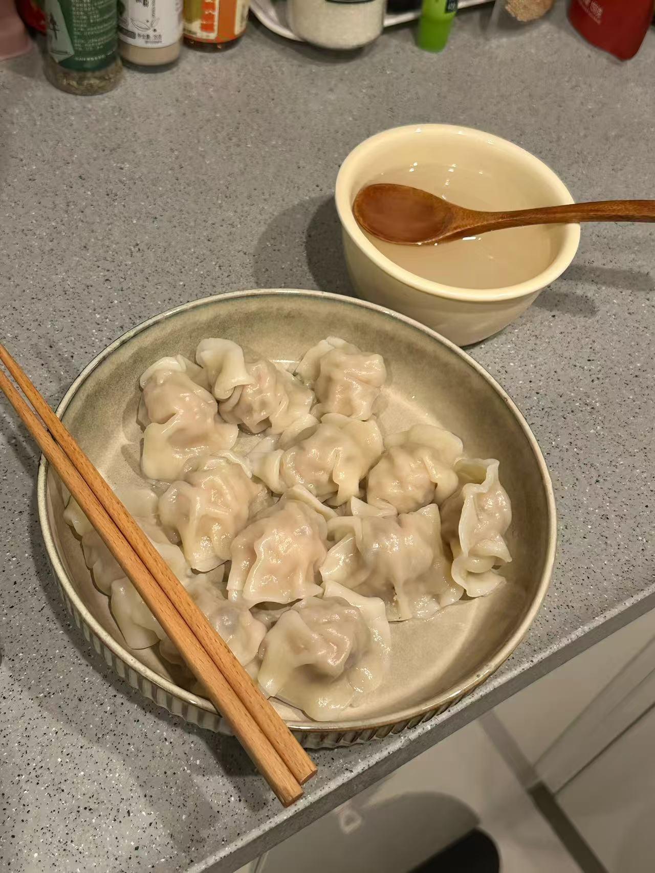 儿子突然让我卖掉房子，搬去跟他们一起住。说儿媳找到了工作，以后没人带孩子，想让我