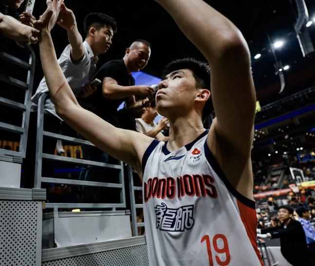 龙狮1比0领先广东广东男篮vs龙狮男篮 徐昕13分11篮板3助攻3盖帽，上半场一
