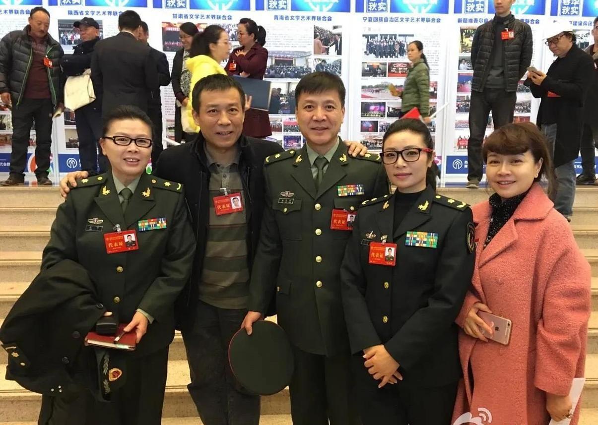 哇哦，好亮眼的合照！

我一眼就认出了C位的刘之冰，一身笔挺的军装，配合着军人挺