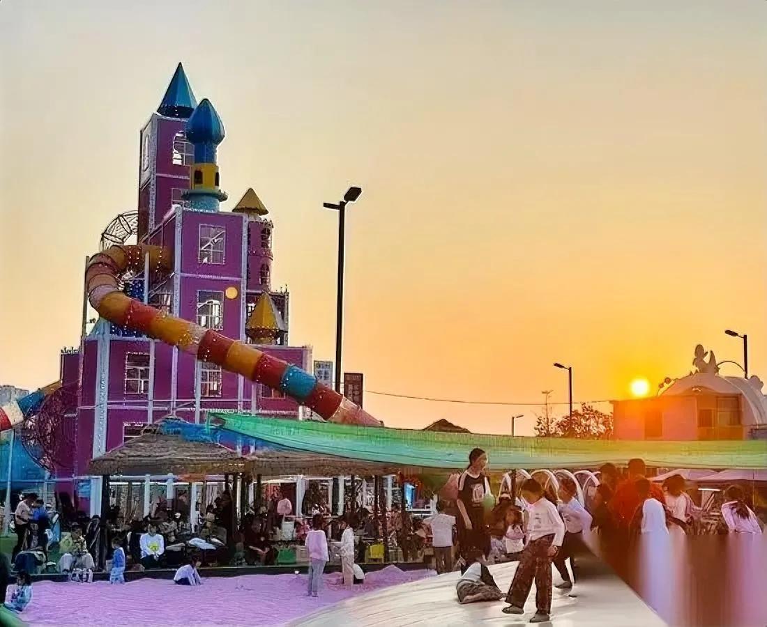 我家那口子的“抠”，快疯了。

昨天带娃去游乐场，我买杯奶茶，他居然跟我急眼。