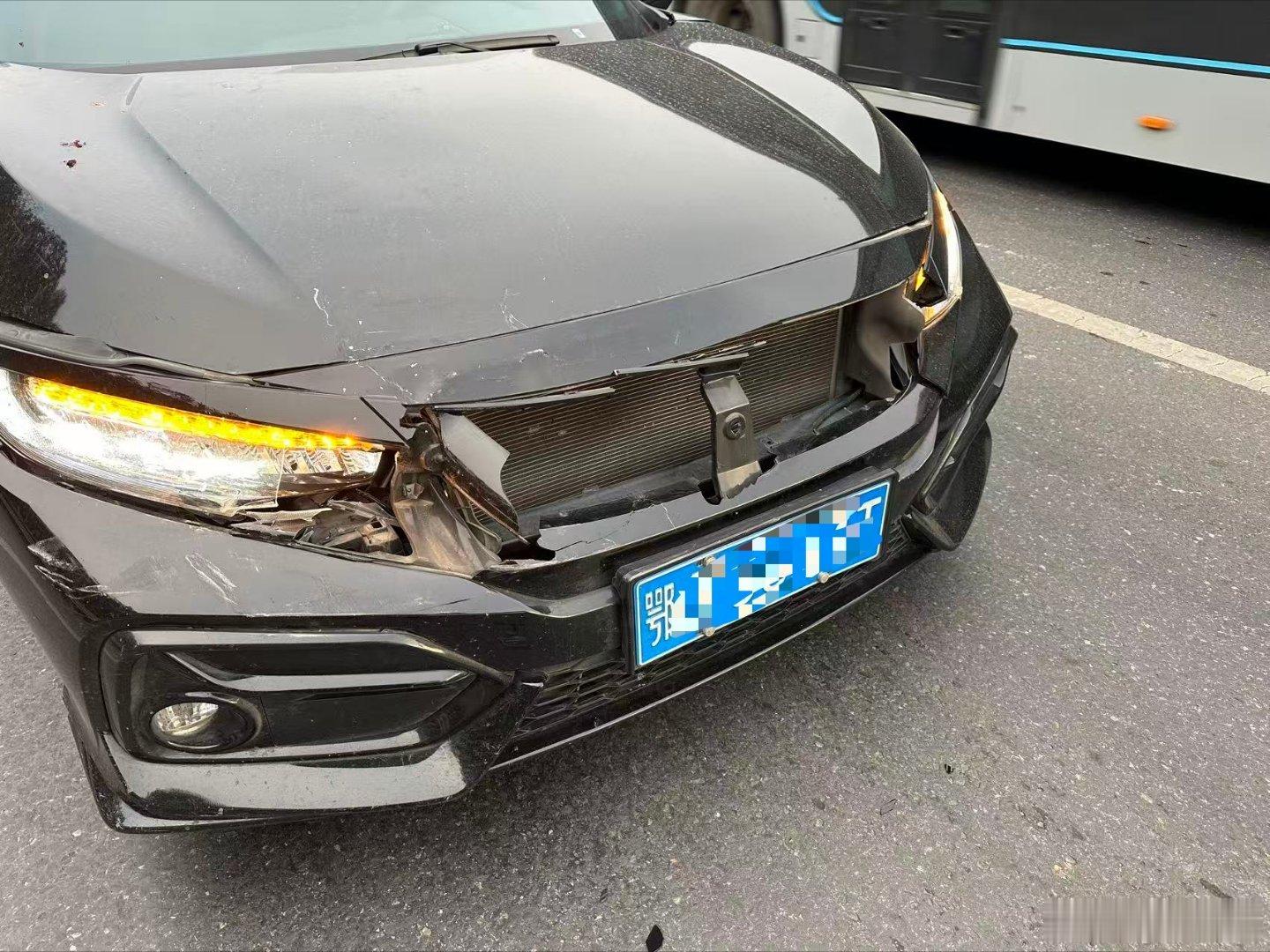 昨天谈了一台两厢版的思域 车主去年追尾了一次 我看着前面都还好 换了塑料框架跟大