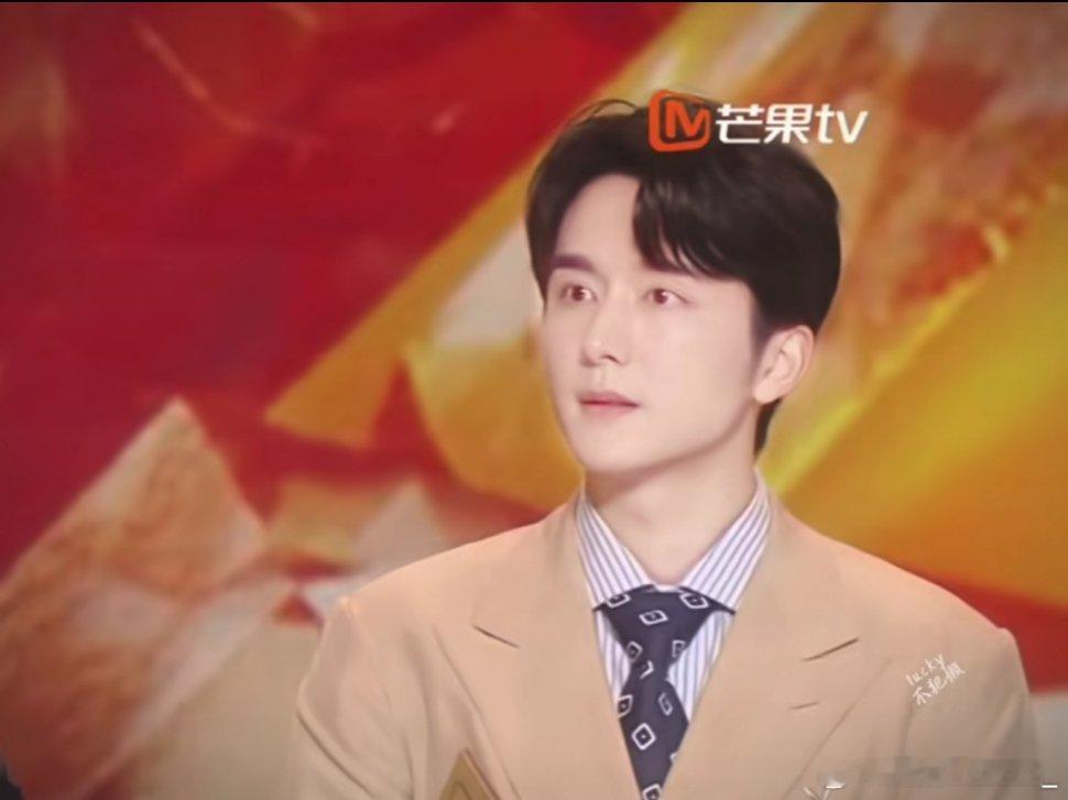 #张新成[超话]# 现在台上闪闪发光的本哥[哈哈]舞台上落落大方侃侃而谈的你真的