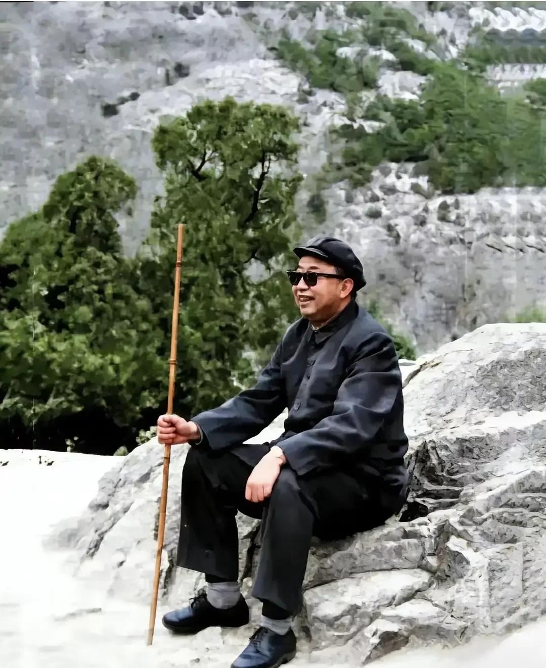 华国锋
1981年
游泰山留影