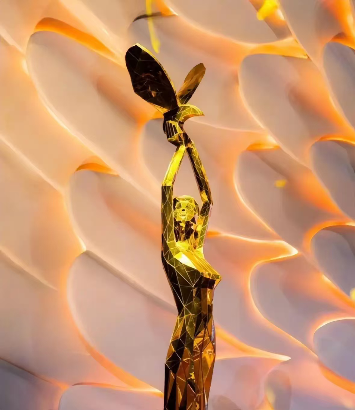 金鹰奖出席率少的原因早年有不到场不予颁奖的潜规则，如今缺席也能领奖，不少实力派没