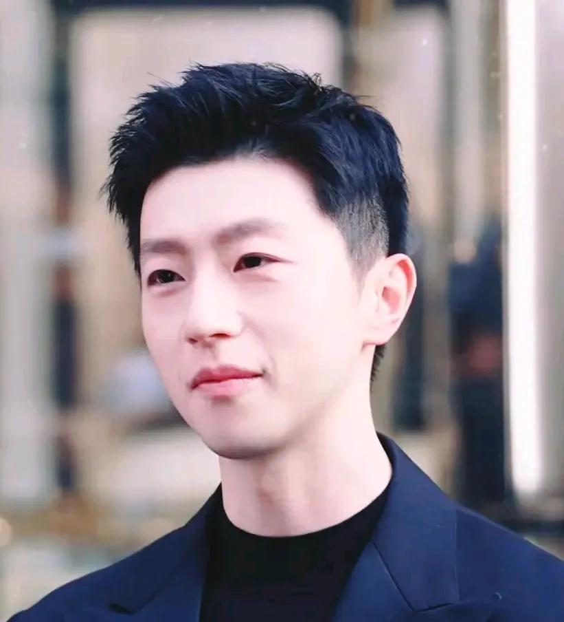 马龙还真的有官相，马龙被推选为中国乒乓球的副主席，应该也是众望所归的，希望他能在