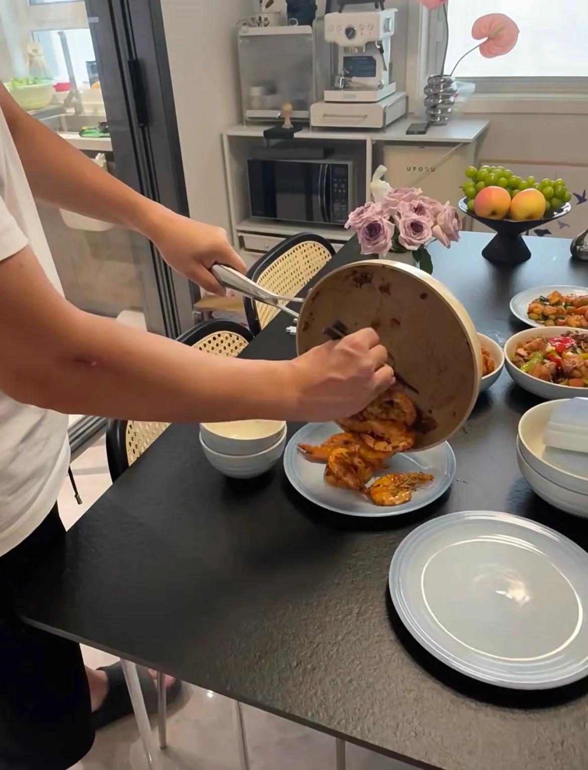 我发现我也慌了，我一儿一女，按理说正好，压力比两个儿子的轻，只准备一个房子一份彩