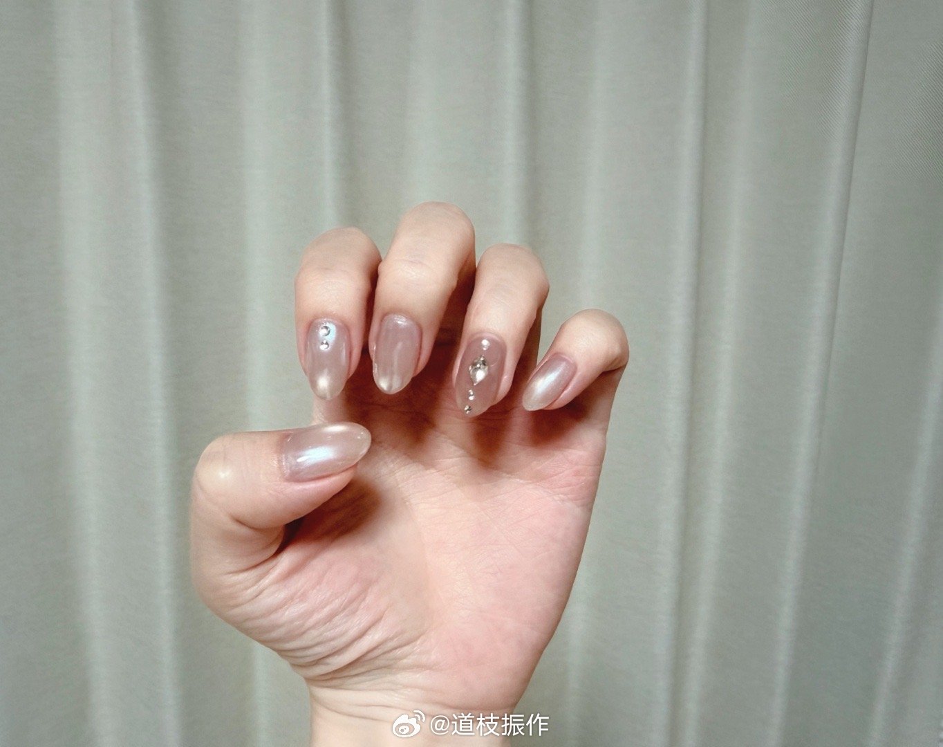 做完胃镜，美甲也做回来了💅猫眼+魔镜粉，我太爱了