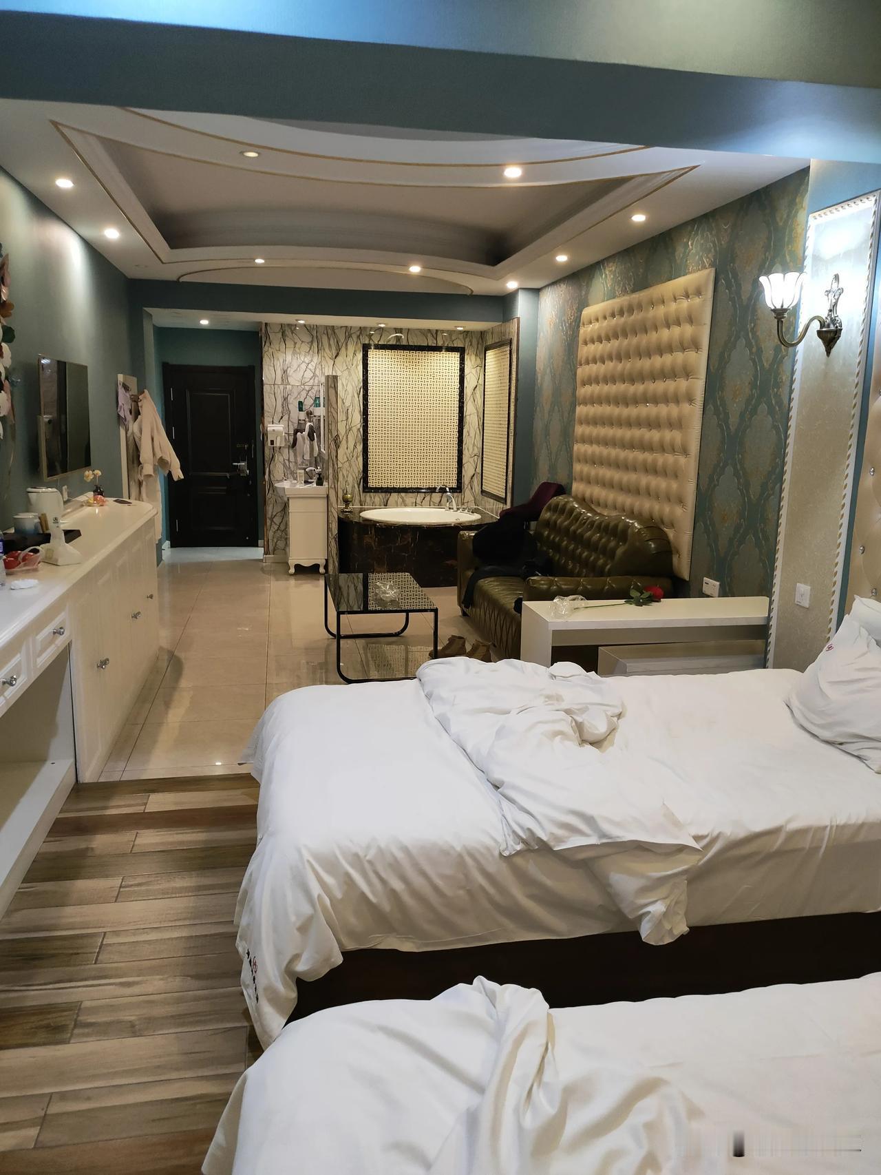 这几天竟在高速开车了，昨晚才到富锦，陪家人吃完饭都8点多了，网友评论都没回，今天