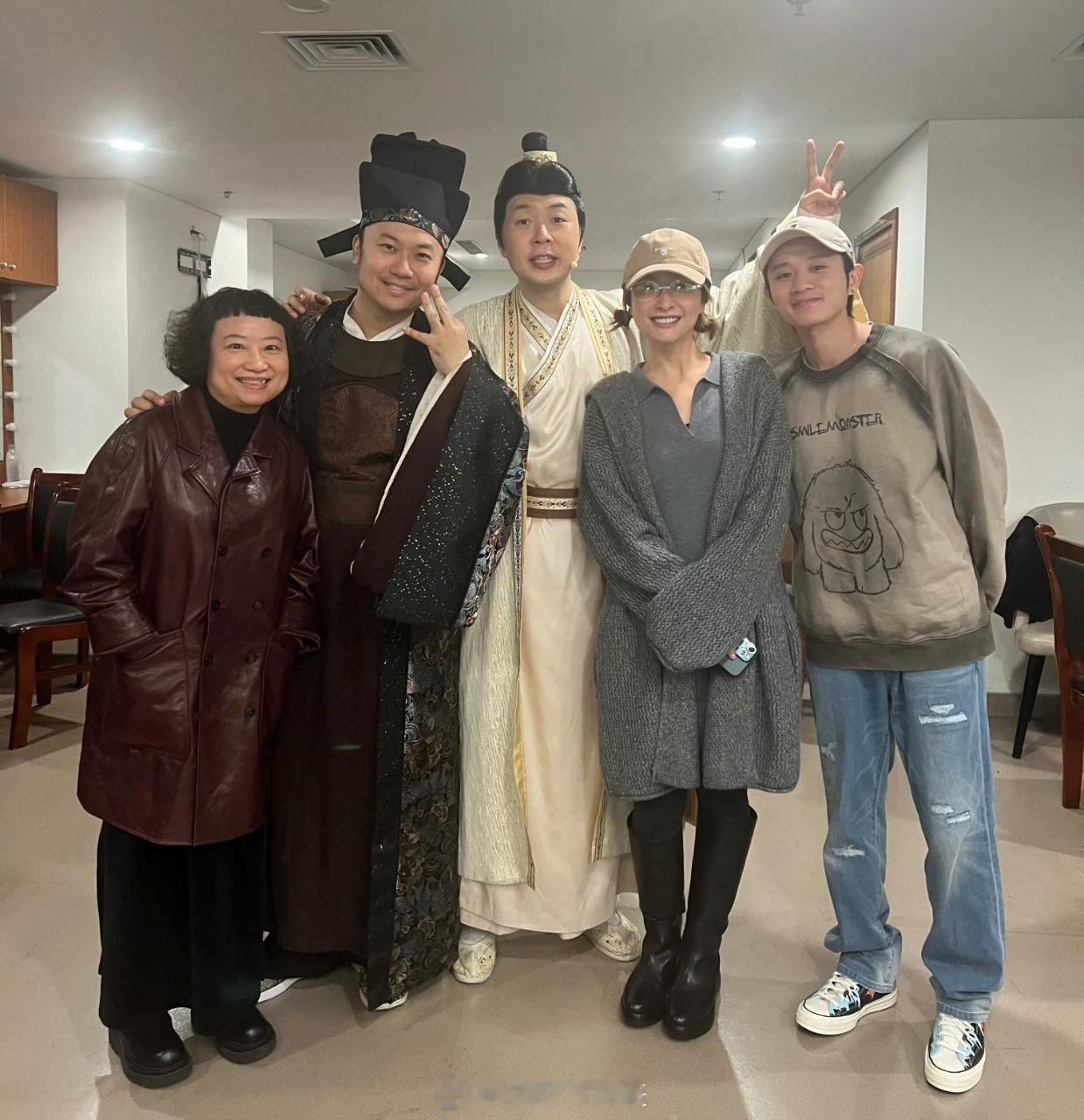 吴昕王勉探班杜海涛  吴昕王勉现身支持杜海涛话剧演出 吴昕状态看起来真不像40岁