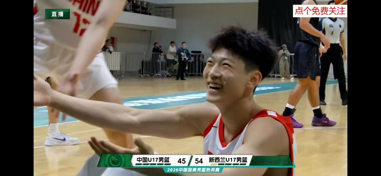 今晚没啥篮球赛，只好看这个了，毕竟有中国男篮国家队。怎么打不过新西兰呢？这小孩儿